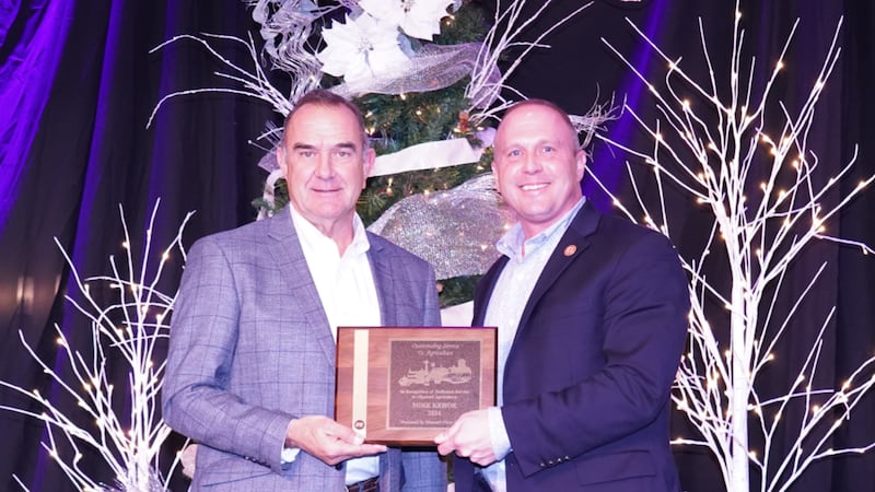 El gobernador electo de Missouri, Mike Kehoe, fue honrado con el Premio al Servicio Destacado...