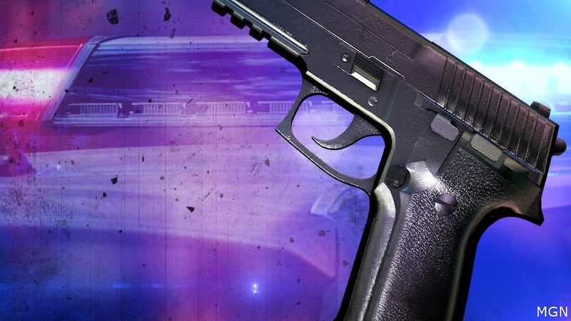 La policía indicó que una de las armas recuperadas fue reportada como robada en Missouri.