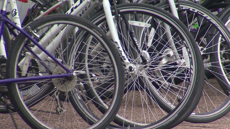 Con motivo del Mes de la Seguridad en Bicicleta, el Departamento de Policía de la ciudad de...