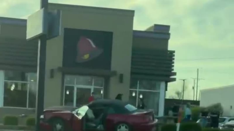 El domingo 29 de marzo, un coche chocó contra el letrero de Taco Bell en N. Kingshighway, en...