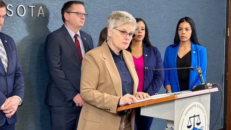 La fiscal del condado de Hennepin, Mary Moriarty, anuncia la presentación de cargos contra un...