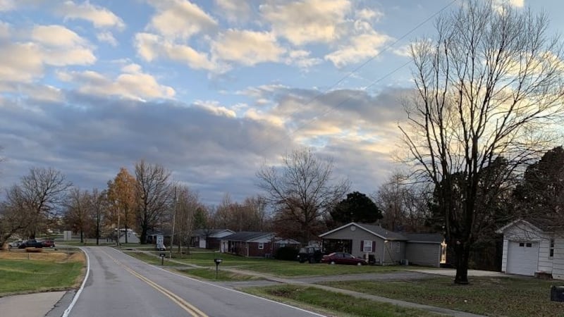 El cielo permanecerá mayormente o parcialmente nublado.