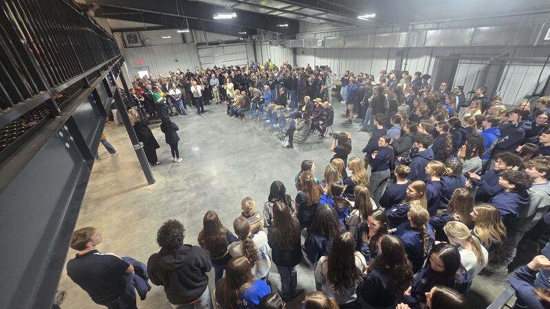 Los alumnos y el personal de la escuela secundaria luterana Saxony celebraron la finalización...