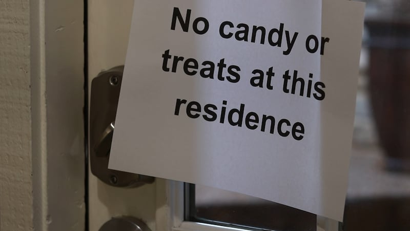 Los delincuentes sexuales registrados tenían que colocar un cartel que decía “No hay dulces ni...