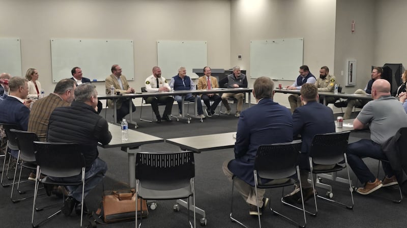 Funcionarios de la zona y líderes locales se reunieron el martes en Alan Wire, en Sikeston,...