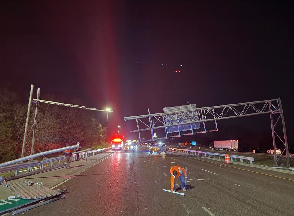 Un accidente en el que se vieron implicados un camión y una señal de tráfico suspendida...