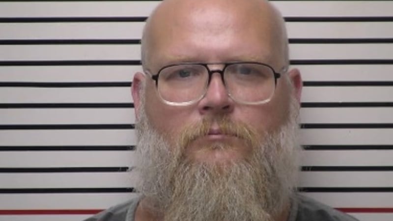 Christopher B. Davis, de 36 años, de Du Quoin, está acusado de abuso sexual agravado.