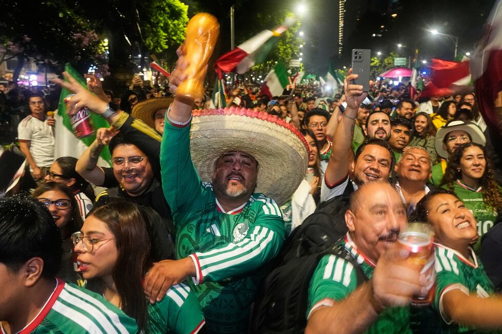 Aficionados mexicanos celebran la victoria de la selección de su país ante Corea del Sur en el...