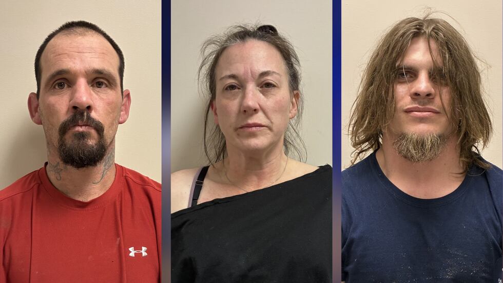 Jason WR. Fowler (izquerida), Terri L. Green and Daryn B. Covington (derecha).