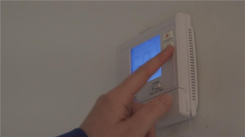 Cuesta dinero mantener las luces encendidas, el agua corriendo y la calefacción circulando.