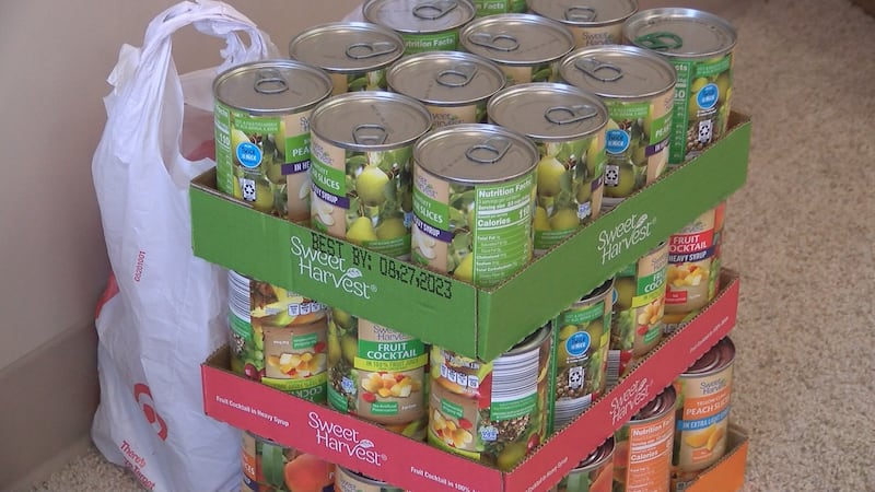 De acuerdo al banco de alimentos, las despensas móviles son para residentes de los condados...