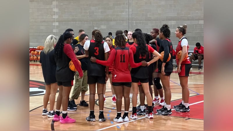 El equipo femenino de baloncesto de SEMO entrenó por primera vez el martes por la mañana para...