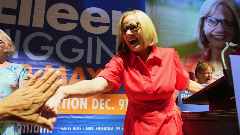 La alcaldesa electa de Miami, la demócrata Eileen Higgins, celebra después de ganar los...