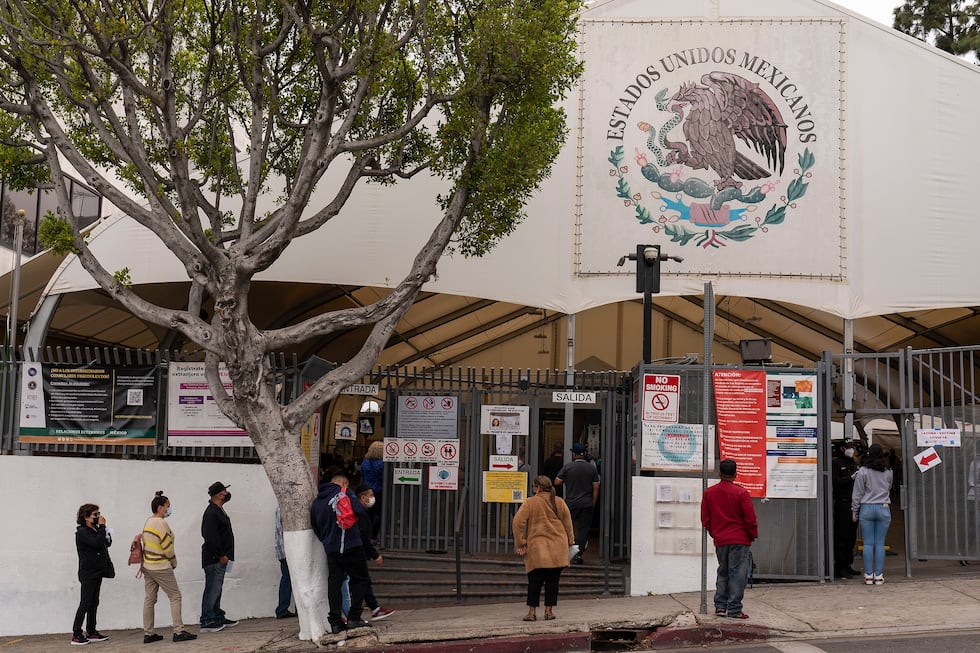 ARCHIVO – Varias personas forman una fila para solicitar servicios en el consulado de México...