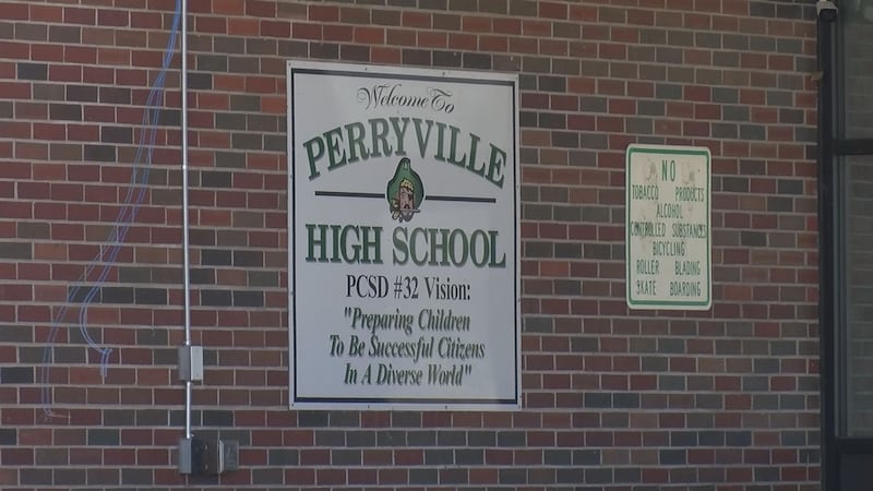 Menos de un año después de que un devastador tornado dañara varios edificios escolares, las...