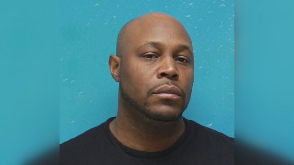 Ishmael I. Blackmon fue detenido después de que las fuerzas del orden registraran una vivienda...