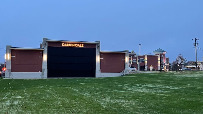 El escenario permanente del nuevo recinto para eventos del centro de Carbondale ya tiene nombre.