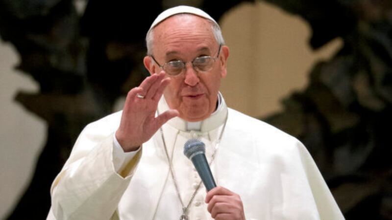 ARCHIVO - El papa Francisco habla durante una reunión con los medios en la sala Pablo VI del...