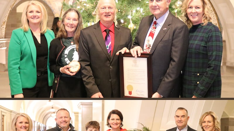 El gobernador de Missouri, Mike Kehoe, proclamó diciembre como el Mes del Árbol de Navidad en...