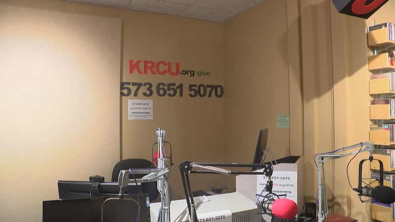 La radio pública KRCU celebró con confeti tras alcanzar el mayor objetivo de recaudación de...
