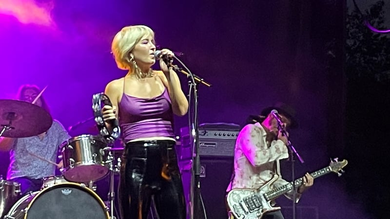 La cantante y compositora nominada al Grammy, Maggie Rose, ofrecerá un concierto benéfico en...