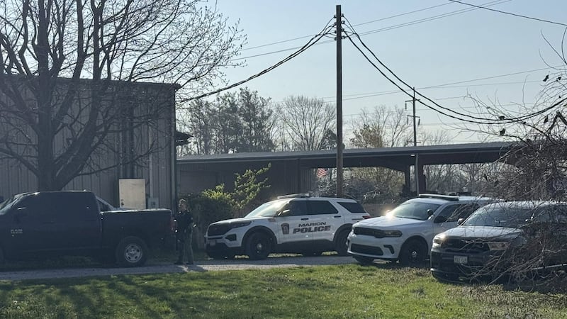 Varias fuerzas del orden acudieron al lugar para detener a un hombre buscado por la justicia.