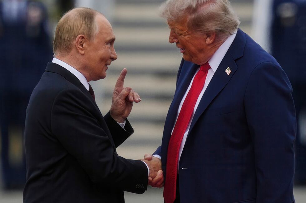 El presidente de EEUU, Donald Trump, saluda al presidente de Rusia, Vladímir Putin, el viernes...