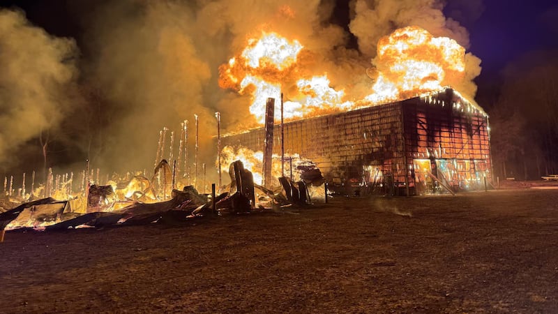 Los equipos respondieron a varios incendios estructurales en un granero de tabaco en el...