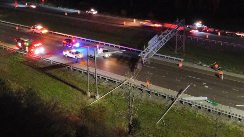 Un accidente en el que se vieron implicados un camión y una señal de tráfico suspendida...