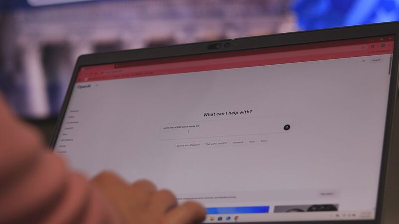 El senador Josh Hawley había escuchado previamente el testimonio de padres cuyos hijos se...