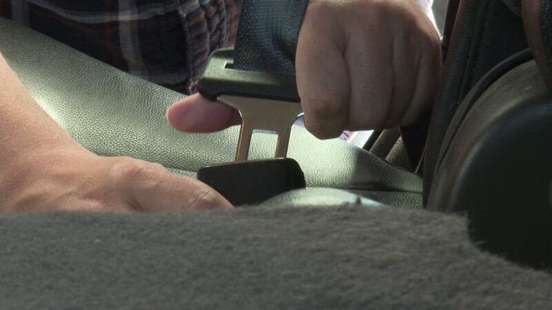 De acuerdo con la NHTSA, llevar correctamente los cinturones de seguridad reduce el riesgo de...