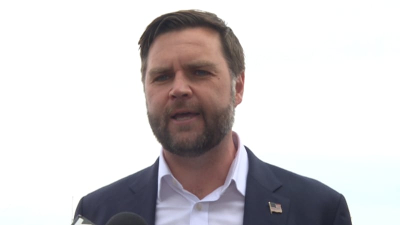 Vicepresidente JD Vance sirvió comidas a soldados en el Fort Campbell el miércoles, noviembre 26