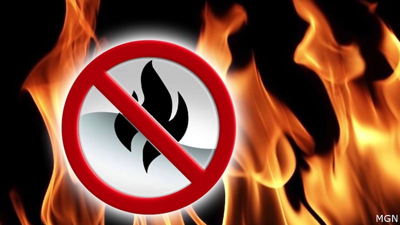 Las autoridades municipales y del condado han emitido prohibiciones de quema como medida de...