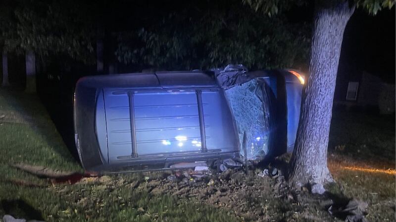 Un choque en la noche del sábado en el oeste de Kentucky envió a dos personas al hospital.