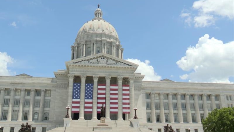 Con la entrada en vigor de las nuevas leyes el jueves en Missouri, los trabajadores están...