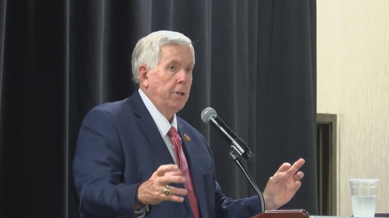 El Gobernador de Missouri Mike Parson ha ordenado recursos del Missouri a Florida para ayudar...