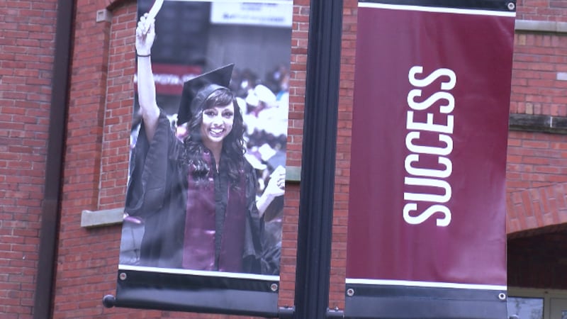 La Universidad del Sur de Illinois en Carbondale celebrará la graduación de cerca de 2,100...