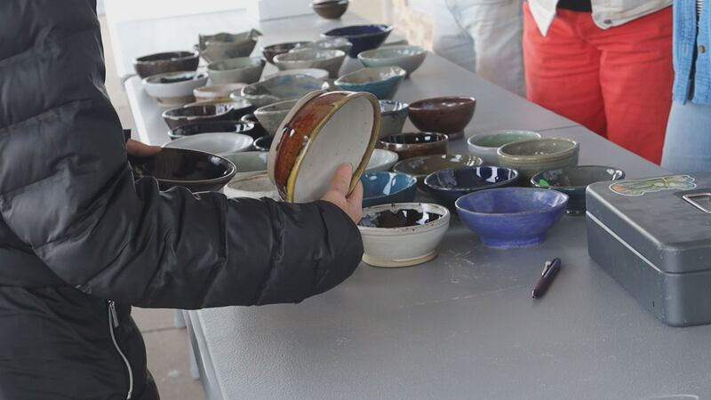 Los estudiantes de cerámica de la Universidad del Sur de Illinois ayudaron a recaudar fondos...