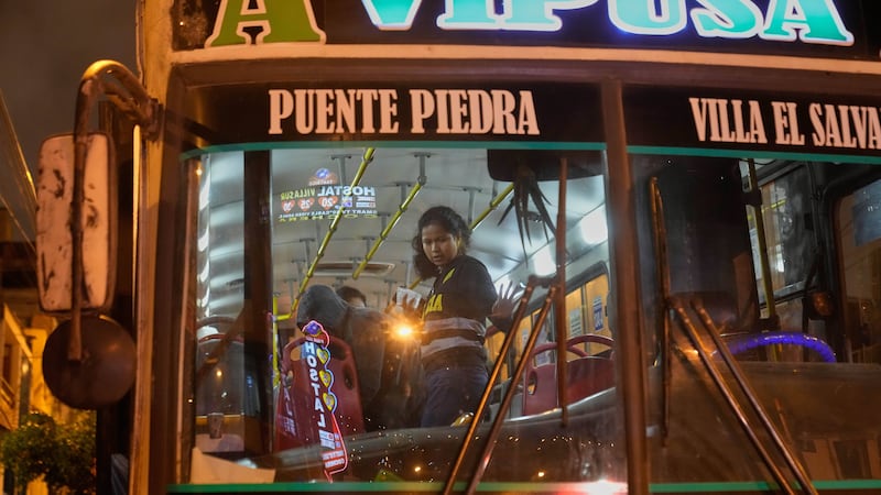 Investigadores de la Unidad de Criminalística se ven de pie en el lugar donde un conductor de...