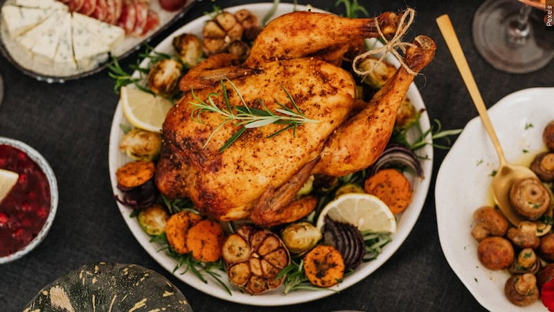 Esta noche y mañana, será ventoso con vientos del noroeste de hasta 30 mph.