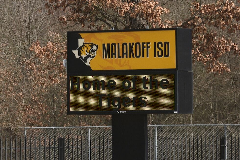 Un cartel del Distrito Escolar Independiente de Malakoff, visto en Malakoff, Texas, el 13 de...
