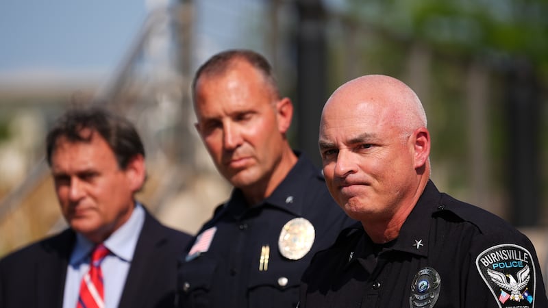 El jefe de policía de Burnsville, Matt Smith, a la derecha, durante una conferencia de prensa...