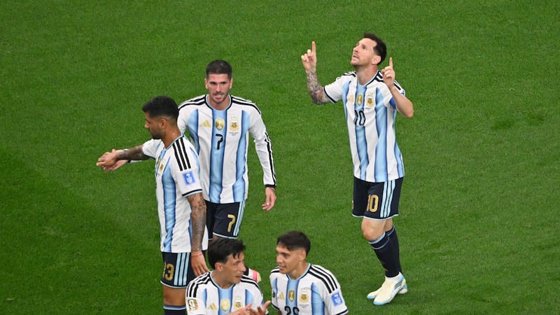 Lionel Messi celebra tras anotar un gol para Argentina en el partido contra Austria en el...