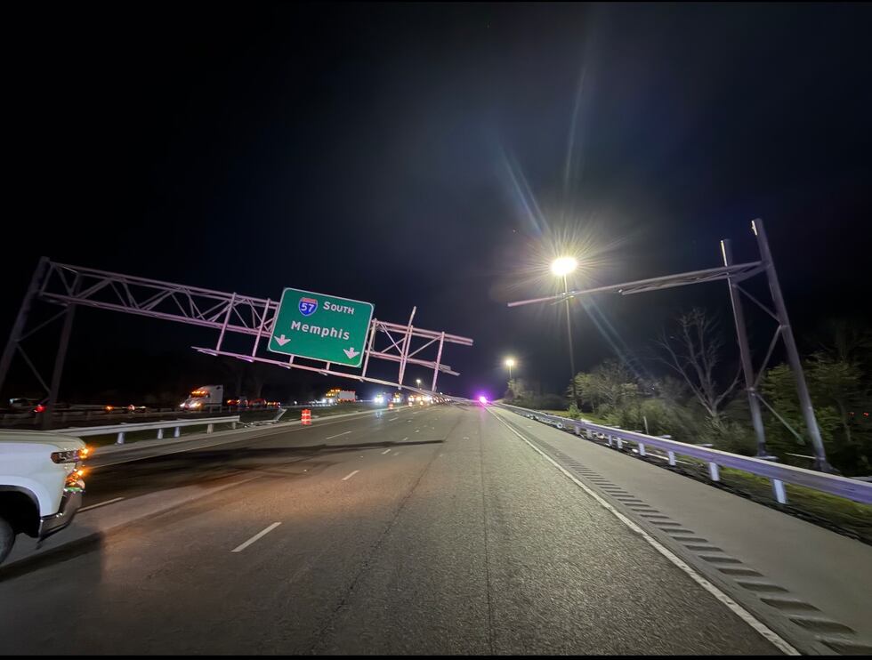 Un accidente en el que se vieron implicados un camión y una señal de tráfico suspendida...