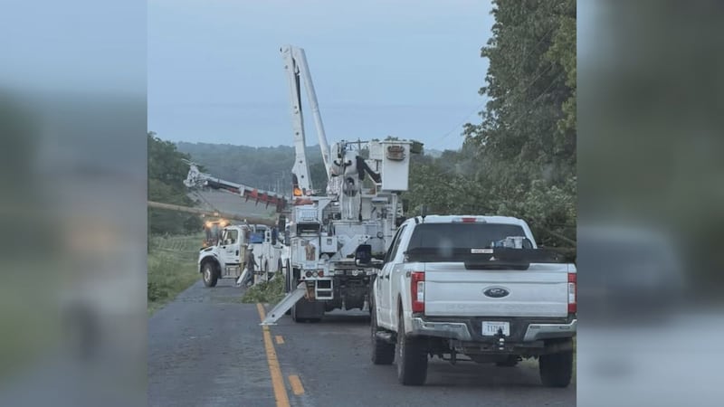 Una parte de la KY 58W está cortada por un árbol caído y cables eléctricos en el condado de...