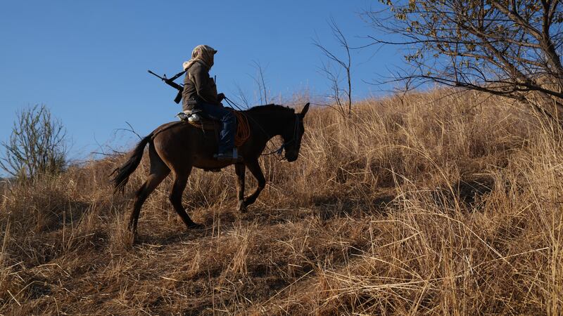 Un miembro de un grupo local de autodefensa formado por residentes en respuesta a la violencia...