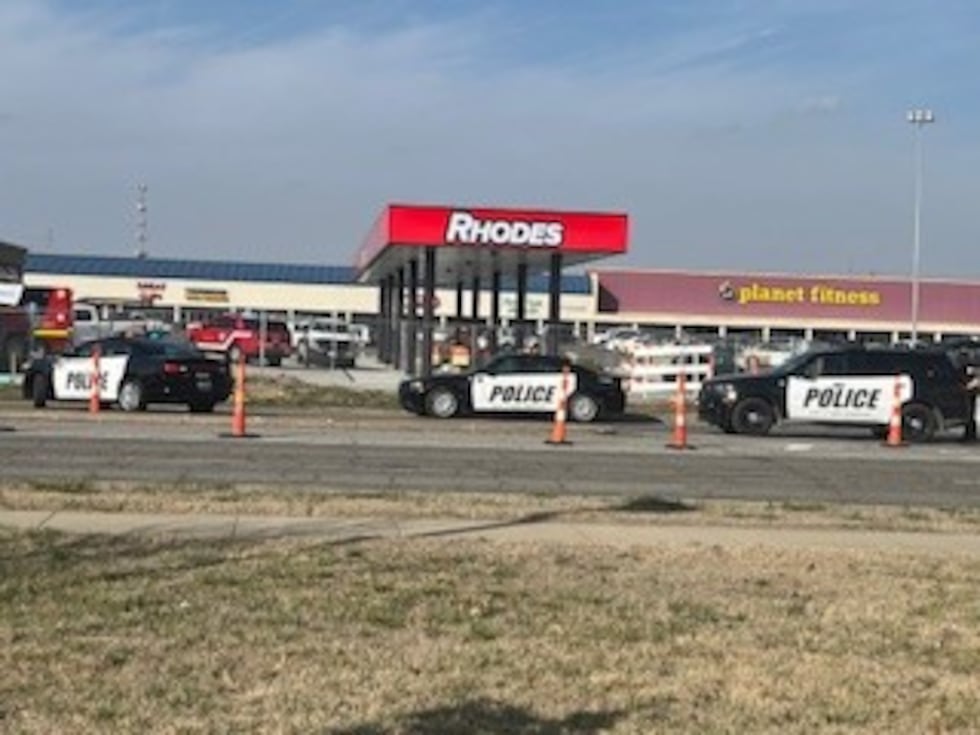 La policía se encuentra en la Farmacia CVS de la Calle William y al otro lado de la calle...
