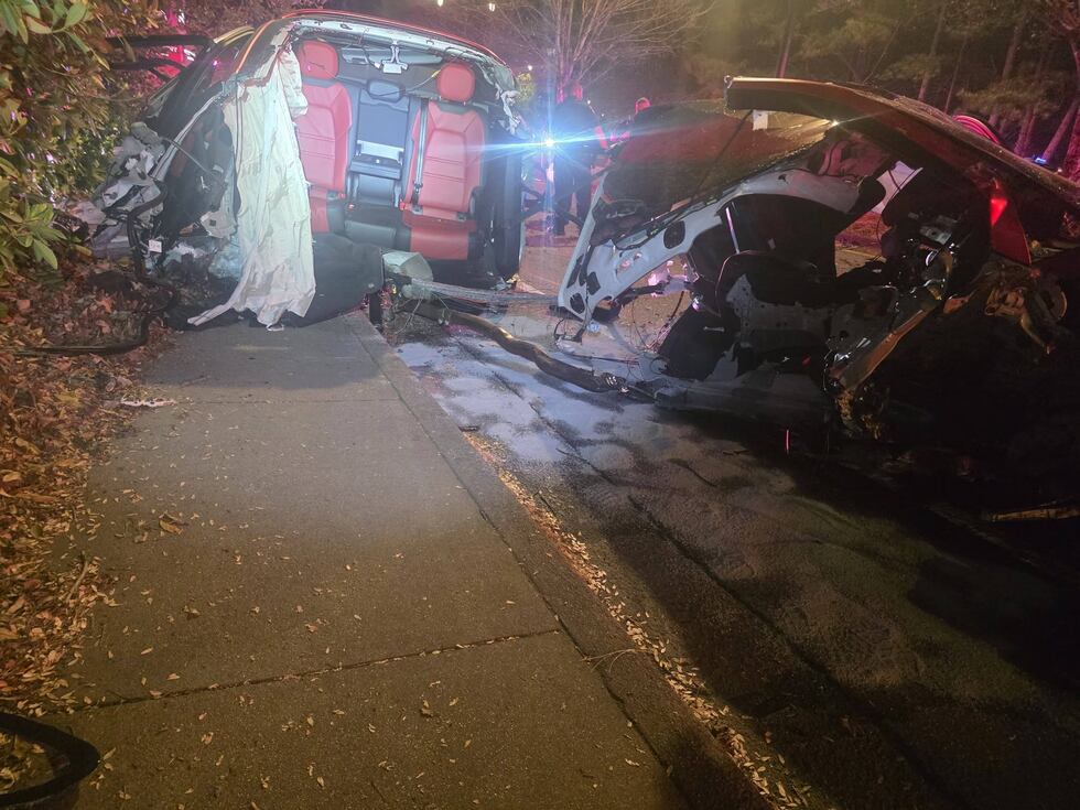 Porsche se estrella contra un árbol y se parte en dos