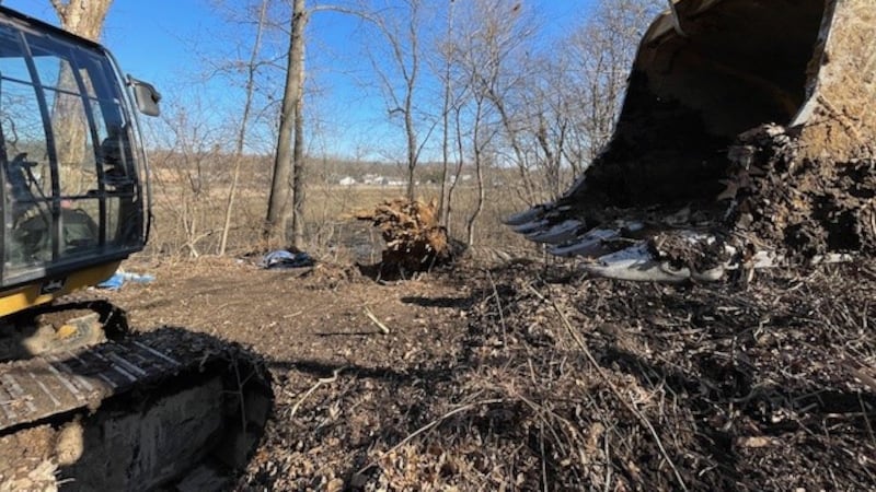 La Oficina del Sheriff del condado de Scott está excavando un posible lugar de enterramiento...