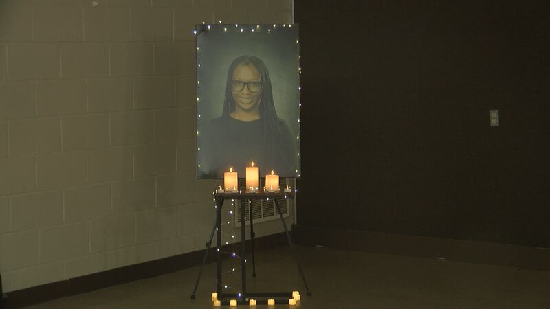Mientras la búsqueda de Kaniah Jennings de 18 años continua, una vigilia de velas se llevó a...